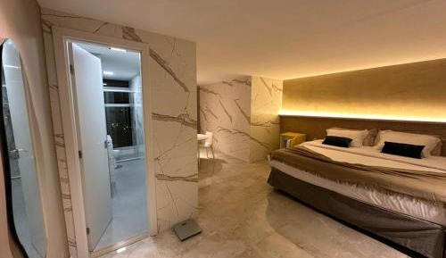 Deluxe King Suite