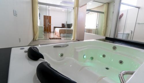 Queen Suite with Spa Bath