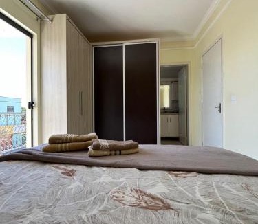 Guaira Apartment | Apto no Centro de Guaíra com ar condicionado na sala e quarto