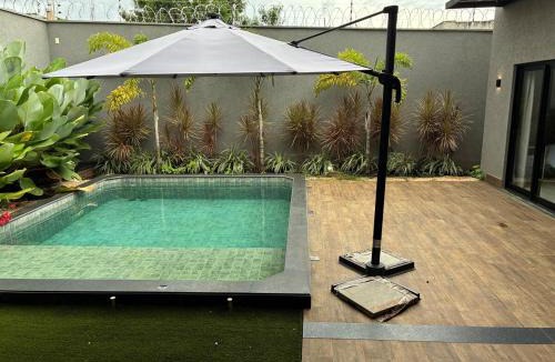 Goiania House | Casa com piscina, 3 suítes, 5 banheiros, área de lazer com churrasqueira, alto padrão, 500 metros do autódromo de Goiânia
