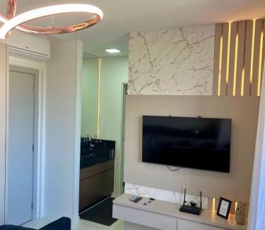 Centro Apartment | Ap completo a 900m da Vila Germânica com Piscina, Academia, Wi-Fi, Ar, Garagem e Tv no quarto