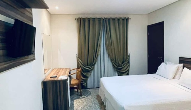 Colonial Plaza Hotel