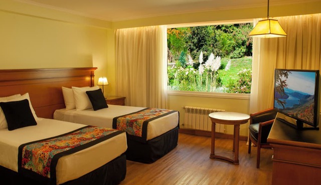 Patagonia Escape w/Breakfast, Pool Access & Close to Lake Views
