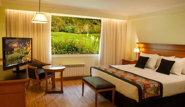 Bariloche Retreat w/Breakfast, Pool Access & Near Cerro Otto