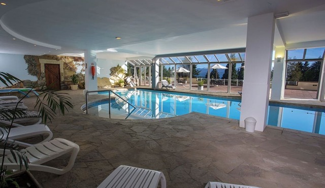 2 Mountain Getaways w/Breakfast, Indoor Pool & Near Civic Center