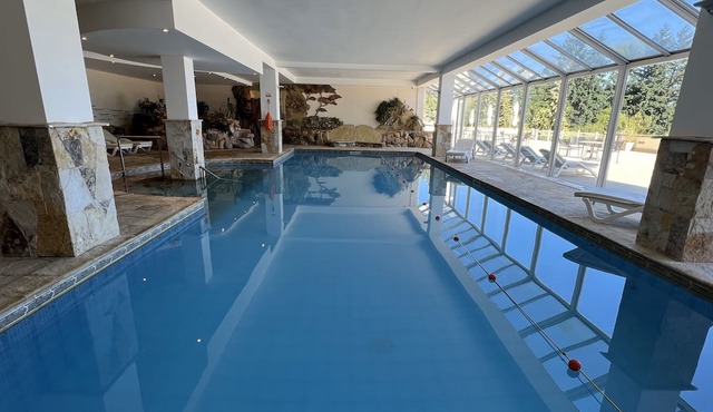 2 Scenic Stays with Free Breakfast, Indoor Pool Access & Near Cerro Otto