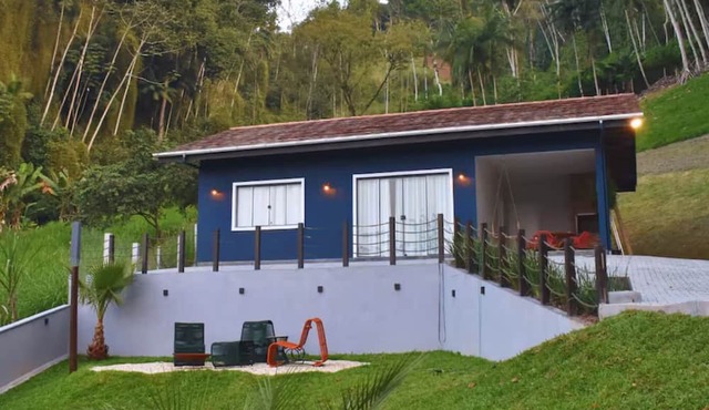 Charming retreat with fireplace and nature views in Pomerode.