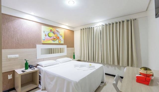 Premium Double Room Downtown | Free Hot Breakfast & Secure Gated Parking