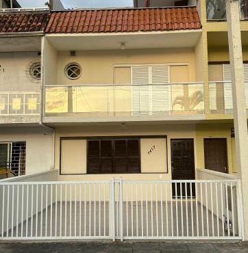 Sobrado triplex aconchegante a 500 metros da Praia Central de Guaratuba in Guaratuba