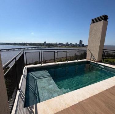 Moderno departamento con piscina con vista al río