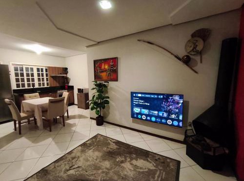 Casa completa com garagem e tomada para carro eletrico