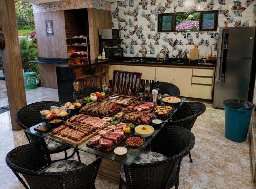 Casa completa com duas suítes e piscina privativa