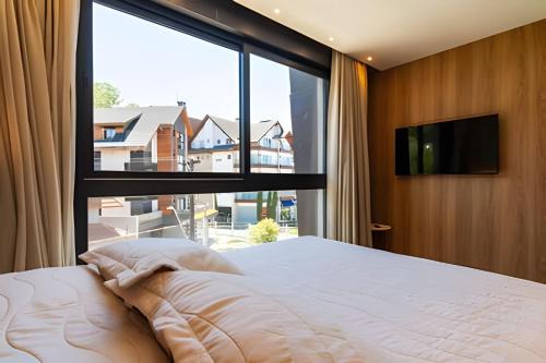 2 suites in downtown with hotel infrastructure.