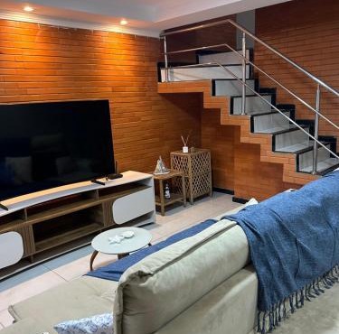 50 metros da praia,Ar condicionado na sala de estar e suíte, Área Gourmet