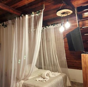 Chalé Romântico Salesópolis - banheira de hidromassagem e condomínio resort