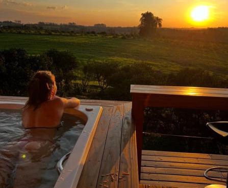 Chalé romântico com jacuzzi e vista do pôr-do-sol