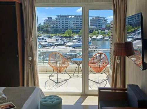 Apart , Departamento condominio en Bahia grande Nordelta con balcon y vista a la bahia , piscina exterior opcional arancelada