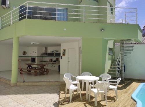 Casa com 6 suítes e piscina, a 160m da praia, 8km UniPRF