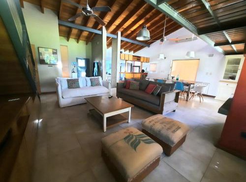 Casa El Cerezo con gran parque y pileta